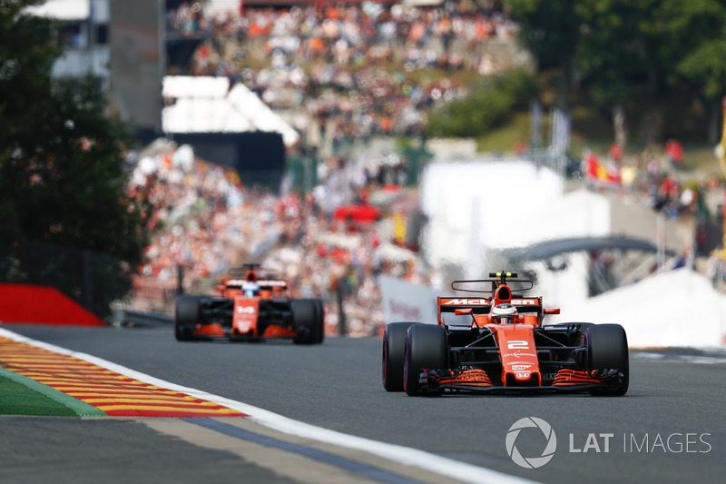Stoffel Vandoorne, McLaren MCL32, voor Fernando Alonso, McLaren MCL32