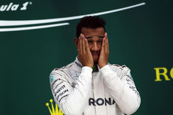 Переможець гонки Льюїс Хемілтон, Mercedes AMG F1 святкує на подіумі