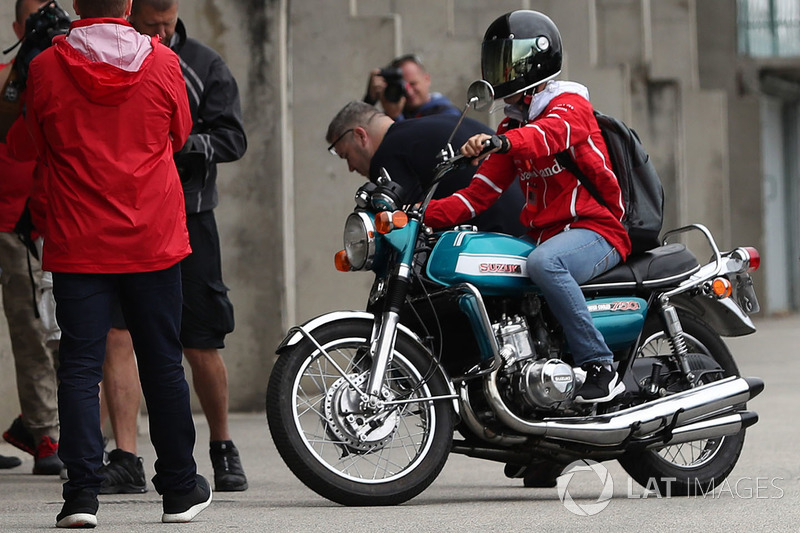 Sebastian Vettel, Ferrari llega en una moto Suzuki 750