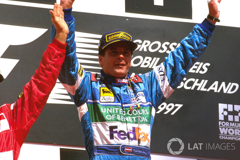 Podio: ganador de la carrera Gerhard Berger, Benetton Renault