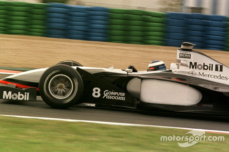 McLaren на Гран При Франции-1998: тут команда просто убрала с боковых понтонов логотип West