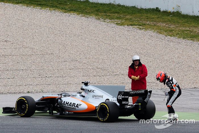 Esteban Ocon teve problemas e viu sua Force India parar na pista.