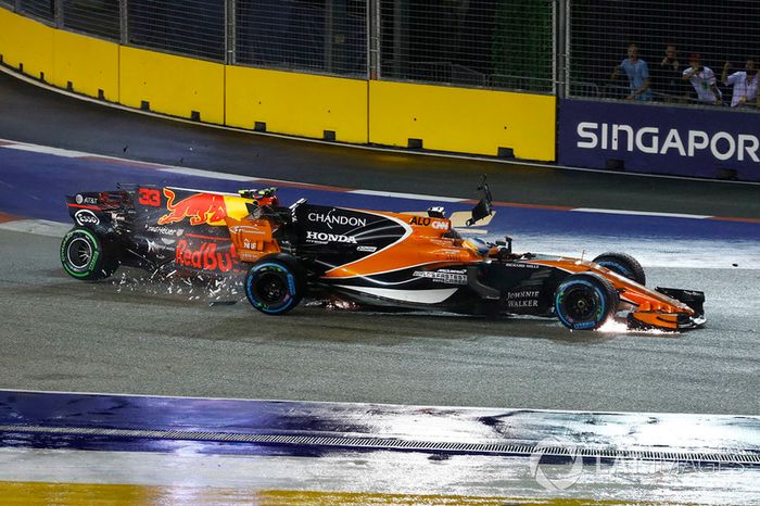 Fernando Alonso, McLaren MCL32, es golpeado por el auto de Max Verstappen, Red Bull Racing RB13