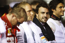 Fernando Alonso, McLaren, während der Nationalhymne