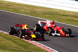 Max Verstappen, Red Bull Racing RB13, battles with Kimi Raikkonen, Ferrari SF70H, after his pit stop