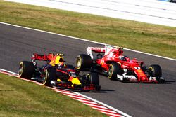 Max Verstappen, Red Bull Racing RB13, lotta con Kimi Raikkonen, Ferrari SF70H, dopo il suo pit stop