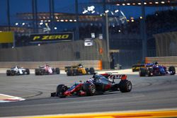 Romain Grosjean, Haas F1 Team VF-17, Carlos Sainz Jr., Scuderia Toro Rosso STR12