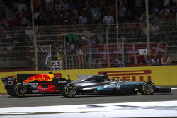 Lewis Hamilton, Mercedes AMG F1 W08, licha con Daniel Ricciardo, Red Bull Racing RB13