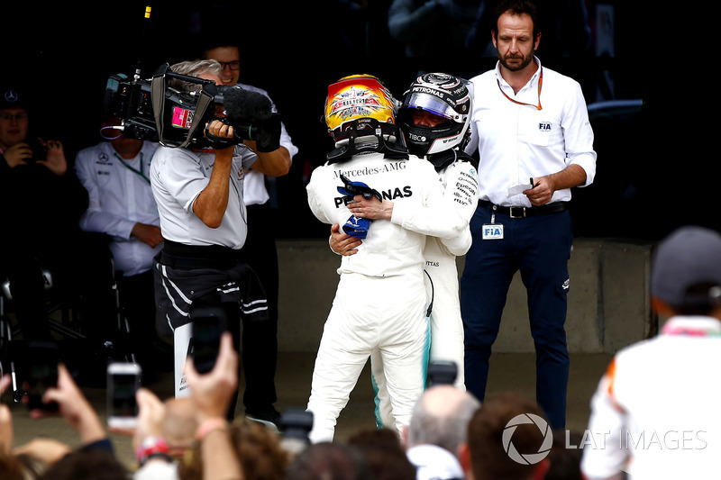 Ganador Lewis Hamilton, Mercedes AMG F1, celebra con Valtteri Bottas, Mercedes AMG F1, en parc ferme