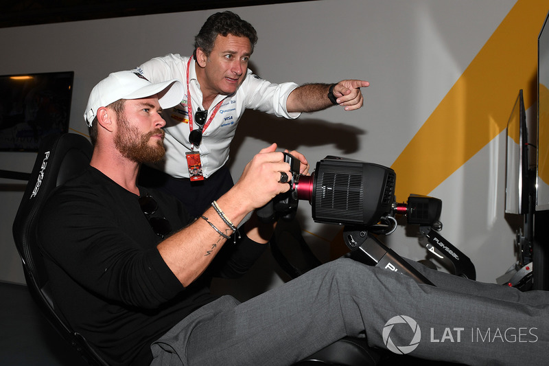 Actor Chris Hemsworth en la zona de eRace con Alejandro Agag, Fórmula E CEO