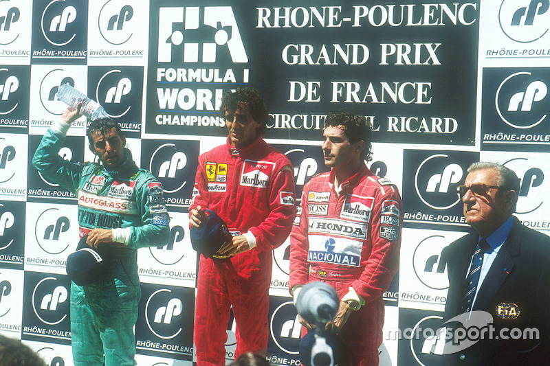 Podium : le vainqueur Alain Prost, Ferrari, le second Ivan Capelli, Leyton House Judd, le troisième Ayrton Senna, McLaren Honda, avec le président de la FIA, Jean-Marie Balestre