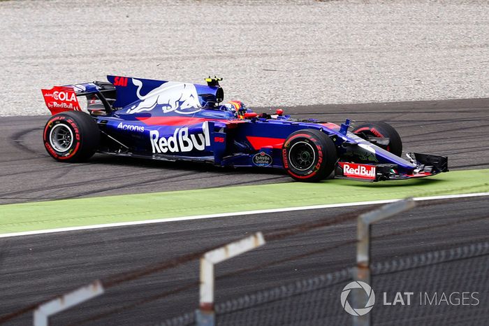 Carlos Sainz Jr., Scuderia Toro Rosso STR12, trompea en la Parabólica