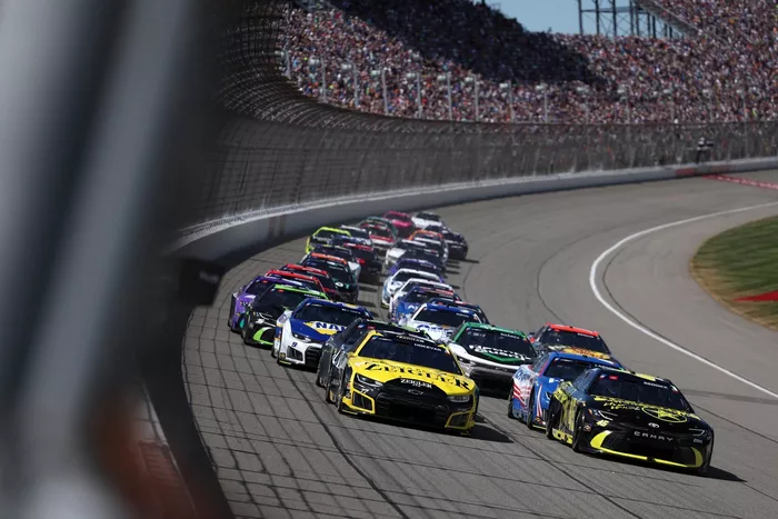 Tyler Reddick, 23XI Racing, Carson Hocevar, Spire Motorsports