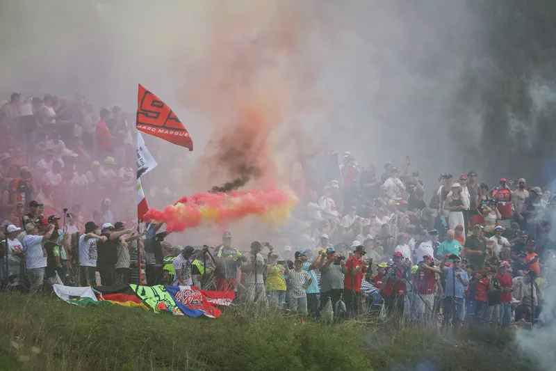 Los aficionados se reunieron junto a la pista