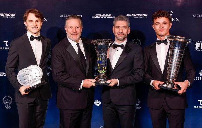 Lando Norris, McLaren, Oscar Piastri, McLaren, Andrea Stella, Director de Equipo de McLaren y Zak Brown, Director Ejecutivo de McLaren.