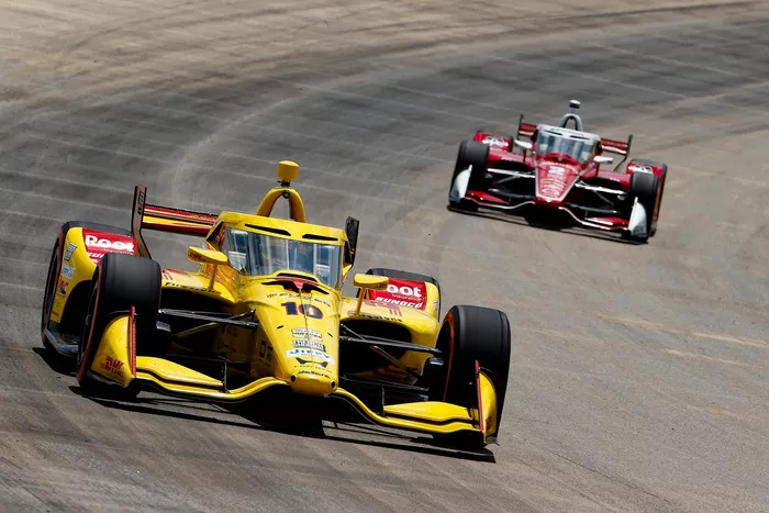 Alex Palou, Chip Ganassi Racing Honda; Josef Neewgarden, Team Penske Chevrolet