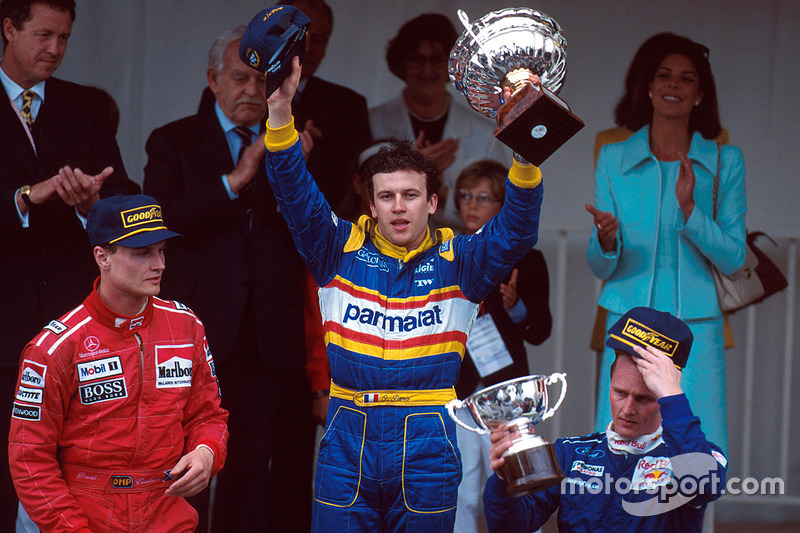 Podium: juara lomba Olivier Panis, Ligier, peringkat kedua David Coulthard, McLaren, peringkat ketig