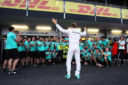 Race winner Nico Rosberg, Mercedes AMG F1 celebrates with the team