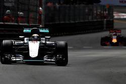Lewis Hamilton, híbrido de W07 Mercedes AMG F1 en pista por delante de Daniel Ricciardo, Red Bull Ra