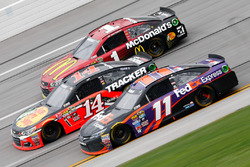 Denny Hamlin, Joe Gibbs Racing Toyota, Ty Dillon, Stewart-Haas Racing Chevrolet, und Jamie McMurray,