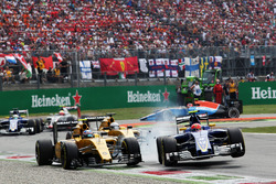 Crash: Jolyon Palmer, Renault Sport F1 Team RS16; Felipe Nasr, Sauber C35