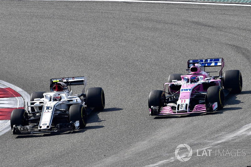 Charles Leclerc, Sauber C37 e Sergio Perez, Force India VJM11