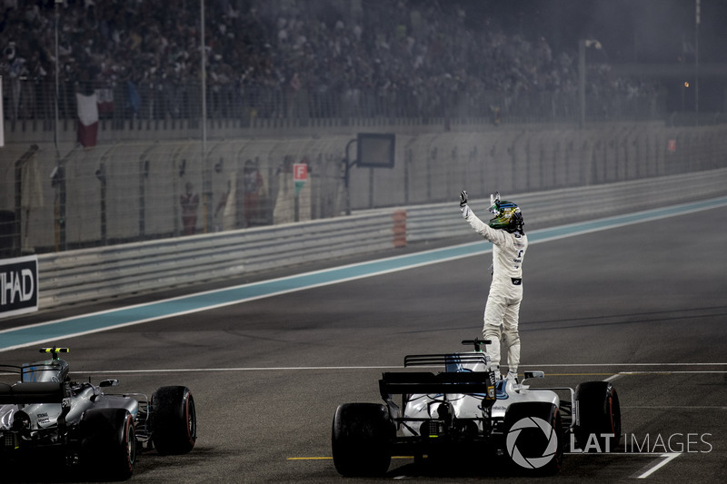 Felipe Massa, Williams, waves to the crowd