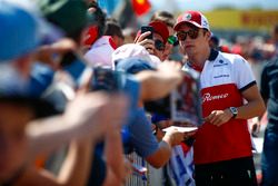 Charles Leclerc, Sauber, signe des autographes et se fait prendre en photo