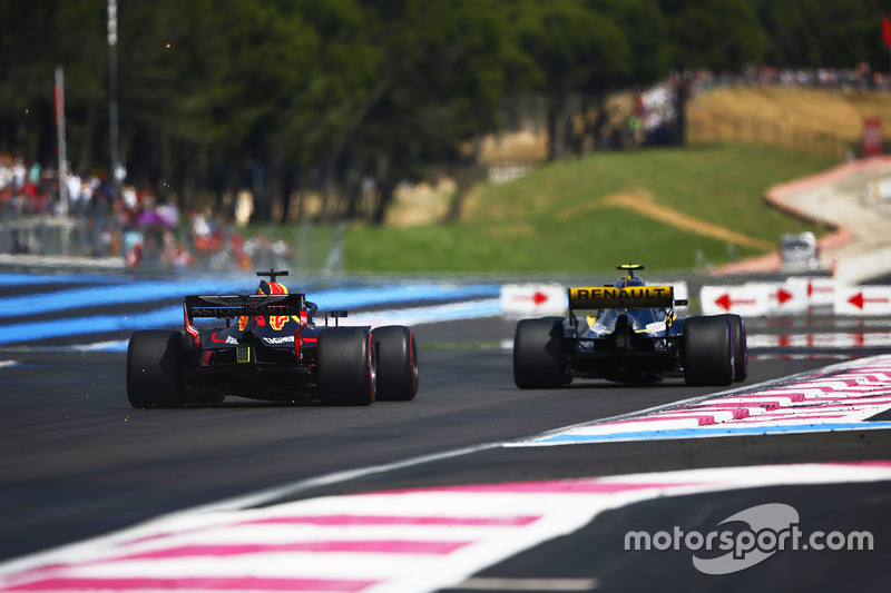 Daniel Ricciardo, Red Bull Racing RB14, supera Carlos Sainz Jr., Renault Sport F1 Team R.S. 18