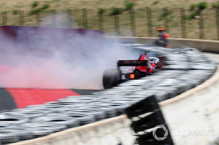 Marcus Ericsson, Sauber C37 choca en la PL1 y se incendia