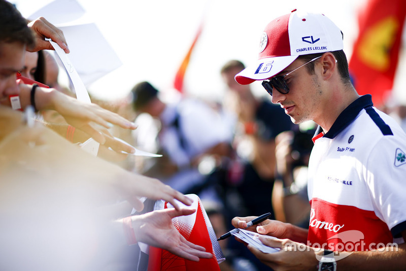 Charles Leclerc, Sauber, firma un autógrafo para los fanáticos