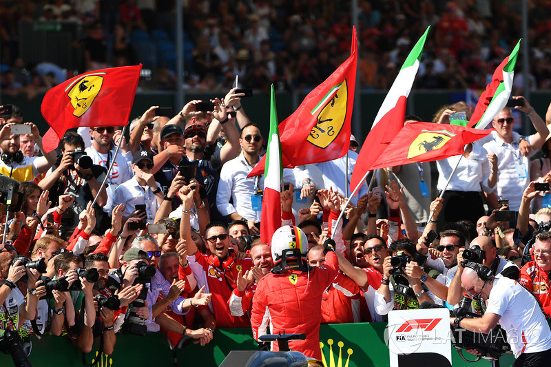 Le vainqueur Sebastian Vettel, Ferrari fête sa victoire dans le parc fermé