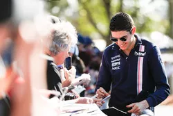 Esteban Ocon, Force India, signe des autographes