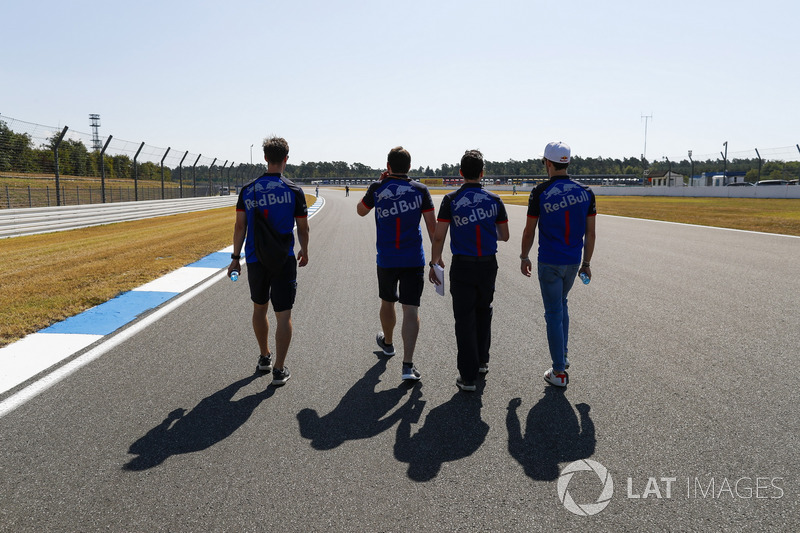 Pierre Gasly, Toro Rosso, cammina lungo il circuito