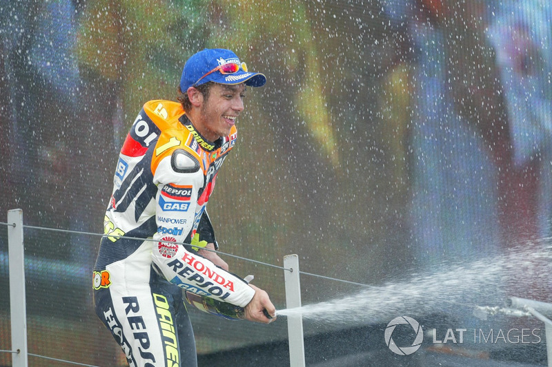 Podio: 1º Valentino Rossi, 2º Max Biaggi, 3º Tohru Ukawa