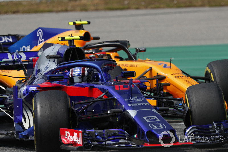 Pierre Gasly, Toro Rosso STR13, precede Stoffel Vandoorne, McLaren MCL33