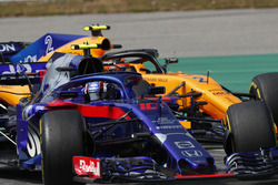 Pierre Gasly, Toro Rosso STR13, Stoffel Vandoorne, McLaren MCL33