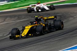 Carlos Sainz Jr., Renault Sport F1 Team R.S. 18, leads Charles Leclerc, Sauber C37