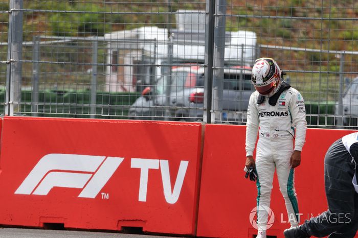 Lewis Hamilton, Mercedes-AMG F1 W09, se detiene en pista