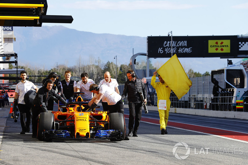 La McLaren MCL33 de Stoffel Vandoorne est rentrée au stand après sa panne