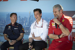 Christian Horner, director del equipo, Red Bull Racing, Toto Wolff, director ejecutivo (negocios), M