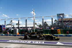 Nico Hulkenberg, Renault Sport F1 Team R.S. 18, quitte les stands