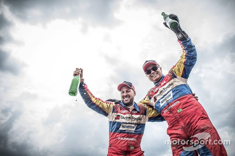 Gustavo Gugelmin e Reinaldo Varela comemoram o título do Dakar 2018