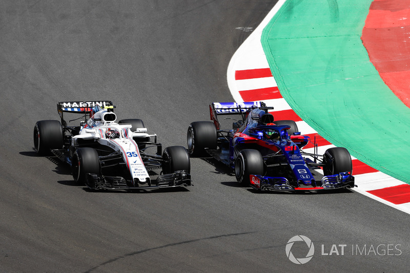 Brendon Hartley, Toro Rosso STR13, battles with Sergey Sirotkin, Williams FW41