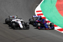 Brendon Hartley, Toro Rosso STR13, battles with Sergey Sirotkin, Williams FW41
