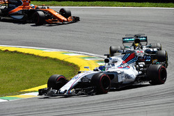 Lewis Hamilton, Mercedes-Benz F1 W08 vecht met Felipe Massa, Williams FW40