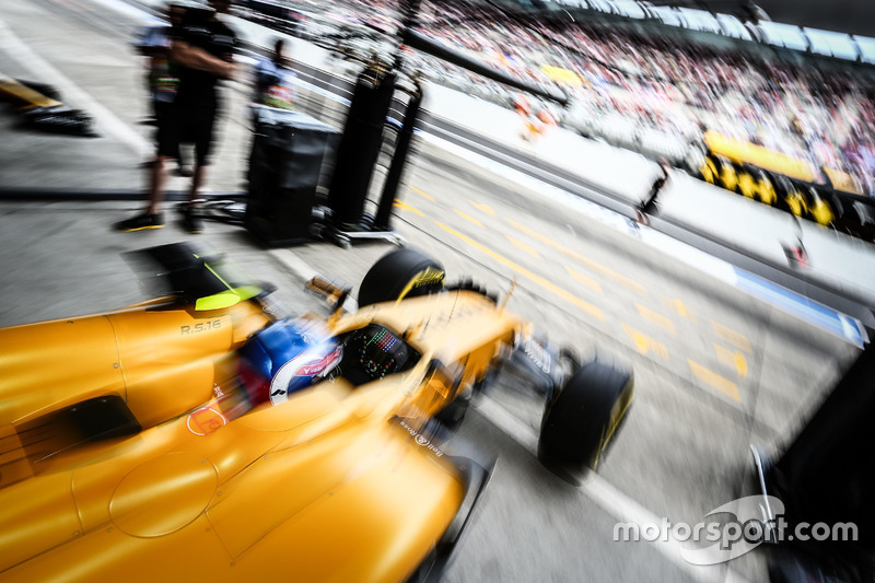 Jolyon Palmer, Renault Sport F1 Team RS16 leaves the pits