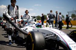 Felipe Massa, Williams FW38, arrives on the grid