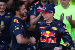 Даніель Ріккардо, Red Bull Racing поздоровляє Макса Ферстаппена, Red Bull Racing з першою перемогою