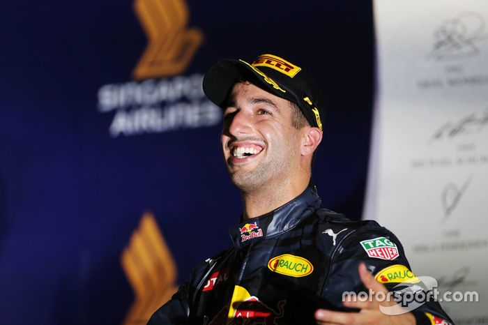 Daniel Ricciardo, Red Bull Racing celebra su segundo puesto en el podio
